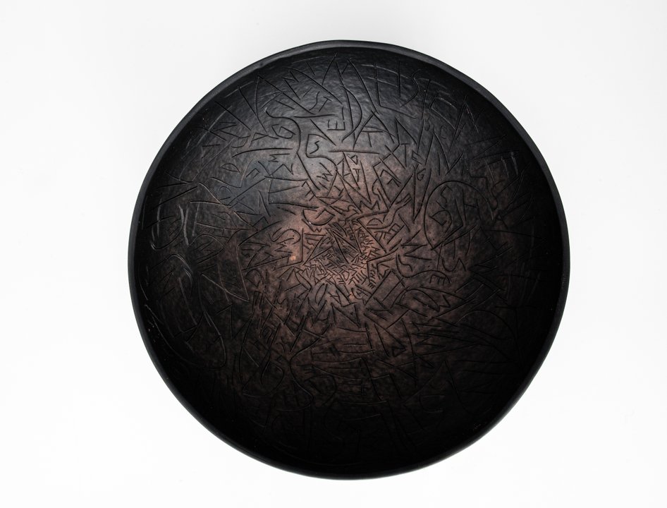 Intuition . Keramik, Sgraffito, Metalloxid, Glasur . Ø 40 cm .  2007