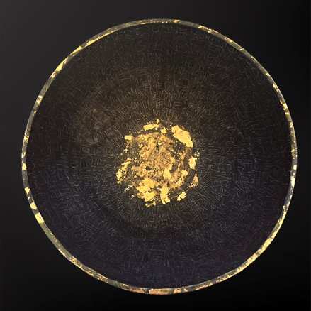 Sonne, Mond und Sterne . Keramikschale, Rauchbrand und 24 Karat Gold, Ø 30 cm, 2016